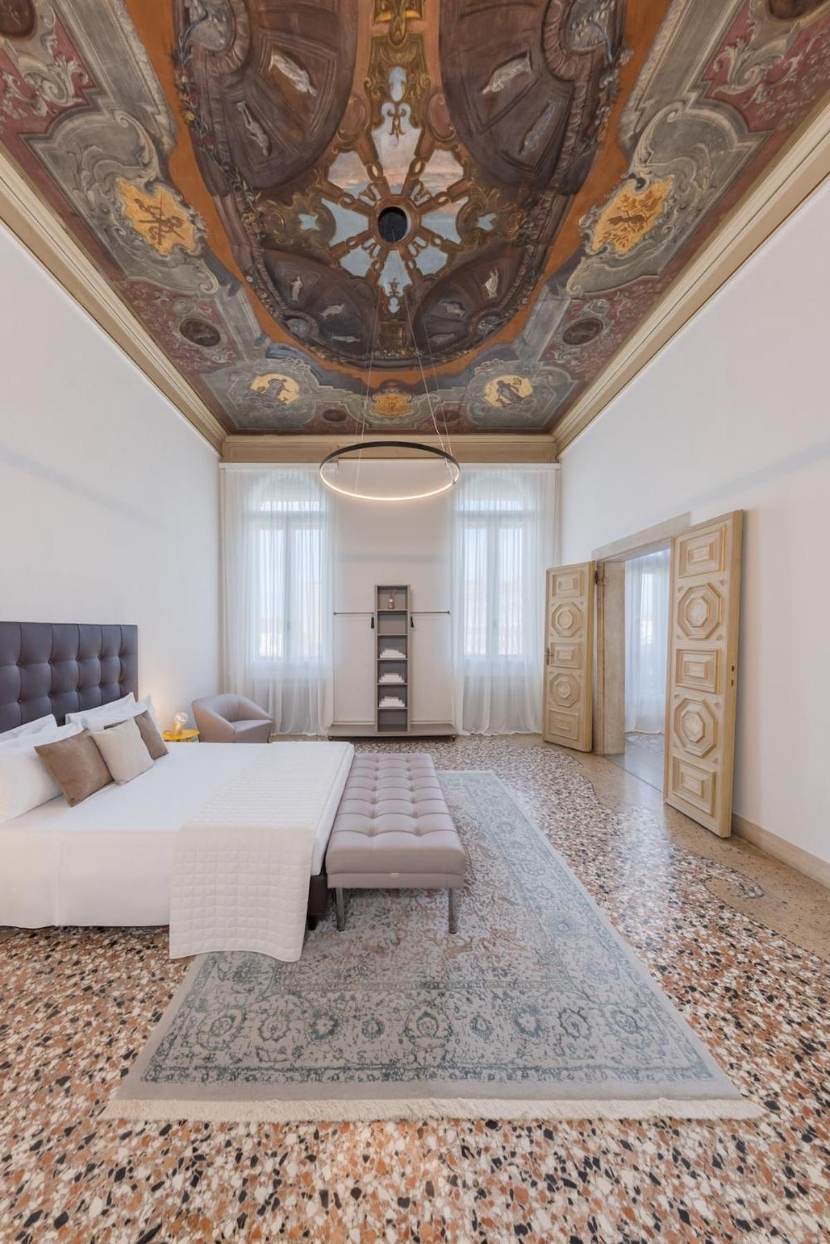 Luxury Calatrava - In Venetian Palazzo Venice